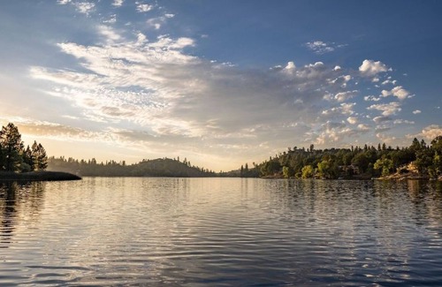 Groveland Cabin | Yosemite Basecamp - Yosemite Basecamp is a Gorgeous Pet-friendly Home Near the Pristine Pine Mountain Lake Golf Course by Redawning