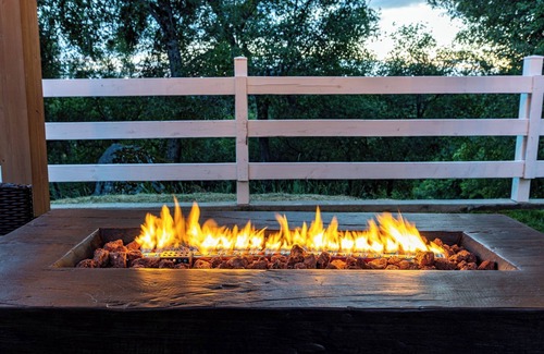 Oakhurst House | Yosemite + Bass Lake – Hot Tub, Games, Sleeps 13