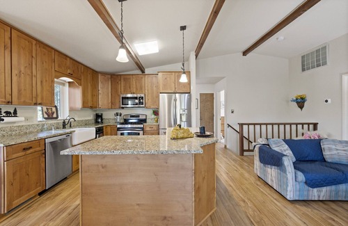 Groveland Cabin | Yosemite Family Retreat: Dogs OK! Games, Lake, Deers, Golf, Family Reunion!