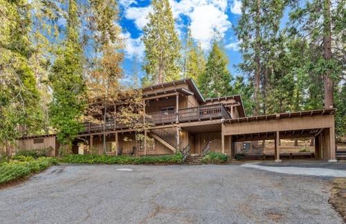 Oakhurst House | Yosemite Pines in Oakhurst with Hot Tub/Fireplace/Firepit/Pet Friendly