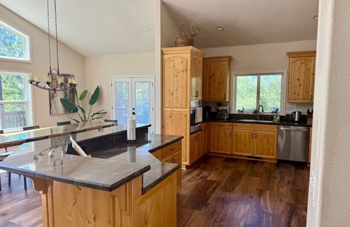 Mariposa House | Yosemite Retreat with BBQ and Wifi