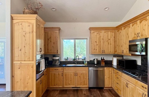 Mariposa House | Yosemite Retreat with BBQ and Wifi