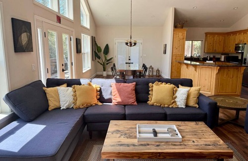 Mariposa House | Yosemite Retreat with BBQ and Wifi