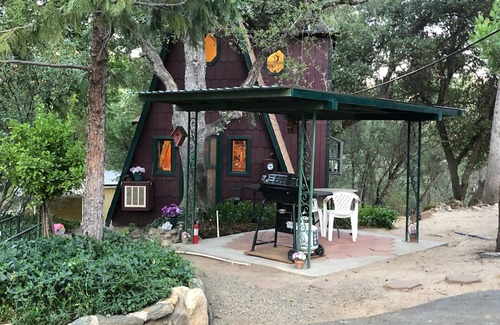 Oakhurst Cabin | Yosemite's Suite Retreat's "Gingerbread House, Perfect for 2!