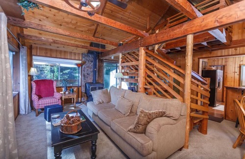 Mariposa Cabin | Yosemite vacation rental 30 minutes from Yosemite Valley's main gate.
