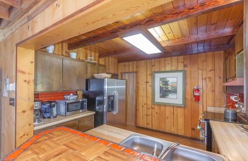 Mariposa Cabin | Yosemite vacation rental 30 minutes from Yosemite Valley's main gate.