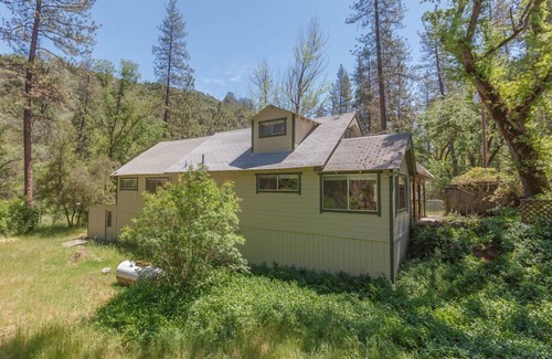 Mariposa Cabin | Yosemite vacation rental 30 minutes from Yosemite Valley's main gate.