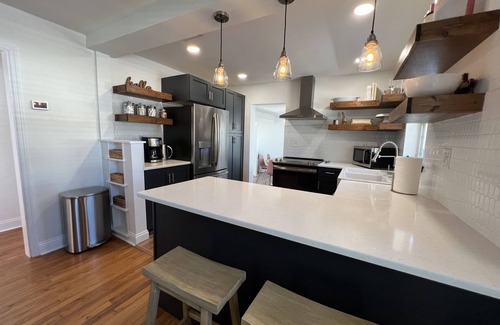 Madeira Beach House | You Belong on a Pickleball Court ! 5-min to Beach-Food-Shops ! Full Kitchen