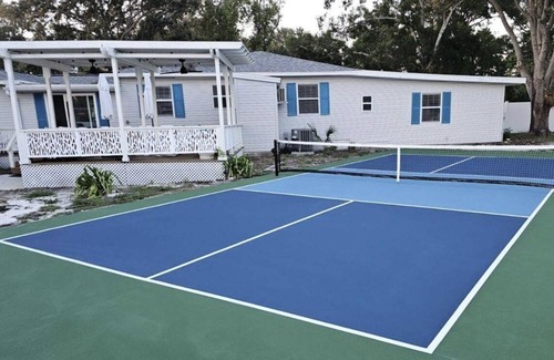 Madeira Beach House | You Belong on a Pickleball Court ! 5-min to Beach-Food-Shops ! Full Kitchen