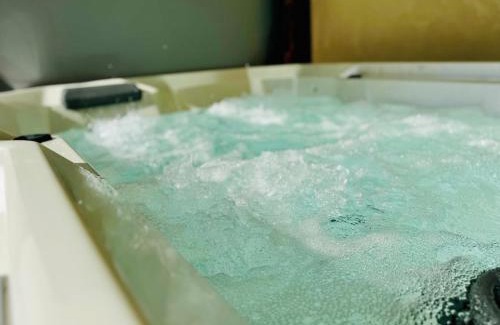 Verdun Apartment | You in colors - Sky of love & private Jacuzzi