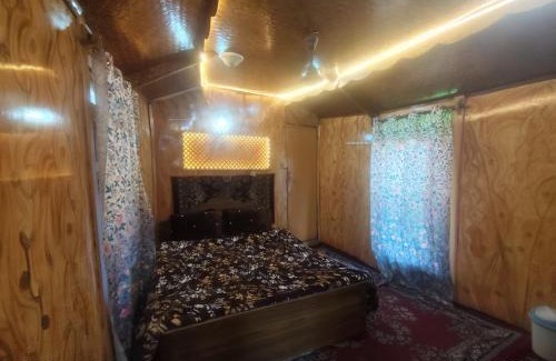 Dal Lake Bed & Breakfast | Young Lake Palace Group Of Houseboats