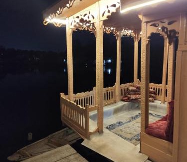 Dal Lake Bed & Breakfast | Young Lake Palace Group Of Houseboats