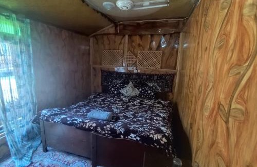 Dal Lake Bed & Breakfast | Young Lake Palace Group Of Houseboats