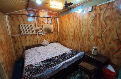 Dal Lake Bed & Breakfast | Young Lake Palace Group Of Houseboats