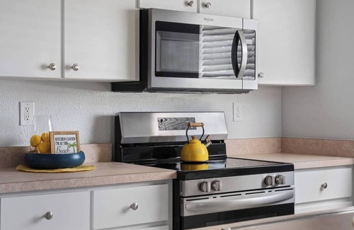 Whitney Beach Villa | Your Beach Base: 3 miles to Anna Maria, Beaches, IMG & More!
