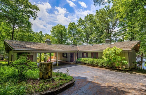 Lake Toxaway House | Your Blue Ridge Vacation Awaits in this Luxurious Lake-Front Home.