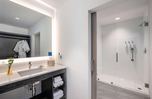 Central Area Hotel | Your Charming Hideaway in Salem! Pet-friendly Property, Kitchenette!