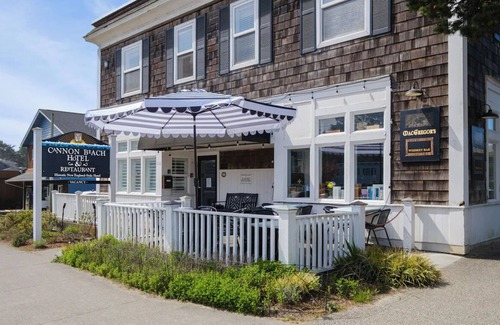 Downtown Cannon Beach Hotel | Your Coastal Stay with Walkable Charm & Shopping! Onsite Parking!