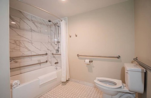 Ocala Hotel | Your Comfort in Mind! Free Parking & Breakfast, Seasonal Pool, Pets are Welcome!