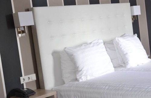 Ouddorp Hotel | Your Comfortable Coastal Home Steps from Surf, Sand, and Nature! Free Breakfast