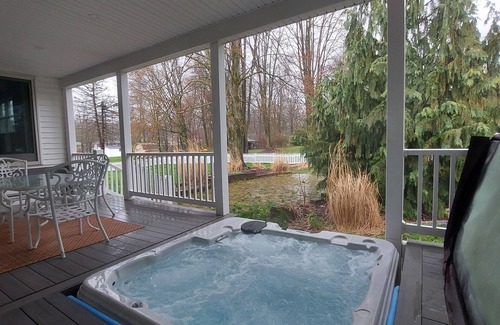 Conneaut Lake Apartment | Your Conneaut Lake Getaway: Comfy 3BR Duplex, Hot Tub, Fenced Yard!