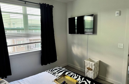 George Bush Park/Eldridge Bed & Breakfast | Your Cozy & Captivating Condo!