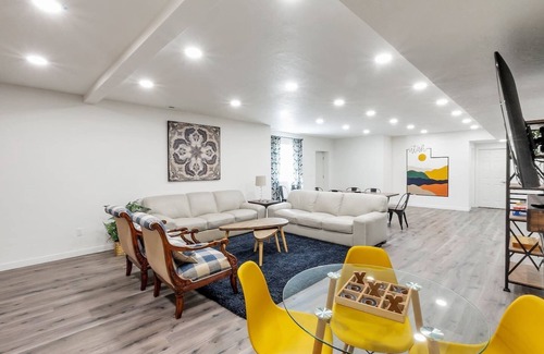 Lakeview House | Your Cozy Getaway: Near It All - Waffles too!
