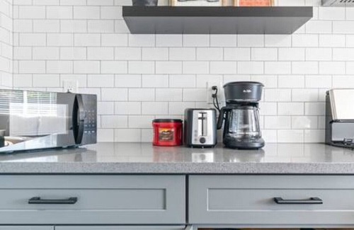 South San Gabriel House | Your Enchanting Studio Retreat: Perfect for Solo Adventurers and Couples, Unwind in Luxury with a King Bed, Gourmet Kitchen, Free Laundry Perks, and Lightning-Fast Internet for Ultimate Entertainment.