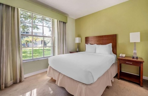 West Kissimmee Hotel | Your Gateway to Orlando Adventure! Outdoor Pool, Full Kitchen, Free Shuttle!