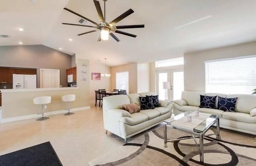 Trafalgar House | Your holiday home in Cape Coral for the whole family