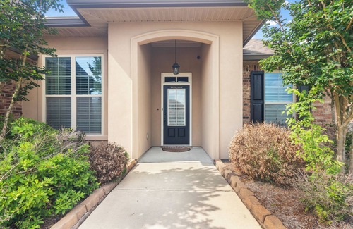 Lake Charles House | Your Home Away from Home for Working Professionals: Luxury Suites with Two King Size Beds