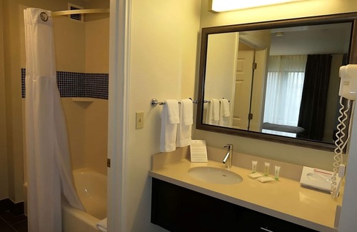 Vancouver Hotel | Your Home Away From Home! 3 Comfortable Units, Free Breakfast, Outdoor Pool!