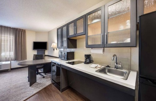 Gwinnett Place Resort | Your Home Away From Home! Pet-friendly Unit w/Kitchen! Near Webb Bridge Park!