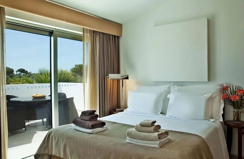 Albufeira Hotel | Your Home Away From Home! Fully-equipped Kitchen, Beach Access, Outdoor Pool!