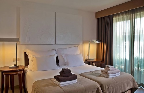Albufeira Hotel | Your Home Away From Home! Fully-equipped Kitchen, Beach Access, Outdoor Pool!