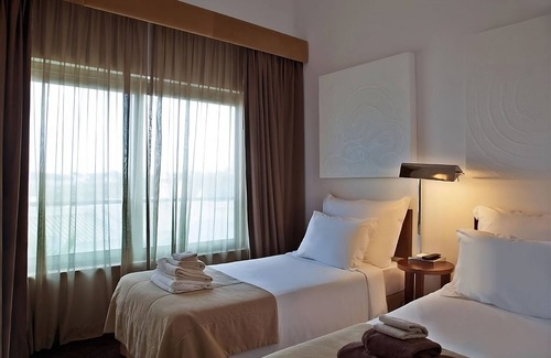Albufeira Hotel | Your Home Away From Home! Fully-equipped Kitchen, Beach Access, Outdoor Pool!
