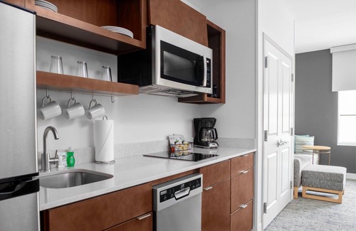 Clearwater Hotel | Your Home Away From Home! 3 Pet-friendly Units, Free Parking & Breakfast, Pool