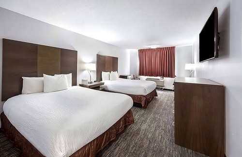 Grants Pass Resort | Your Home Away From Home! 4 Amazing Units, Close to Rogue River. Free Parking!