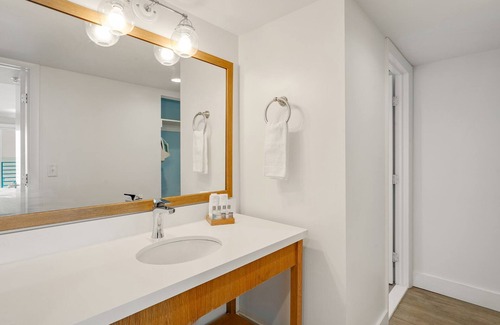 Islamorada Hotel | Your Home Away From Home! Onsite Pool, Free Breakfast, Free Parking