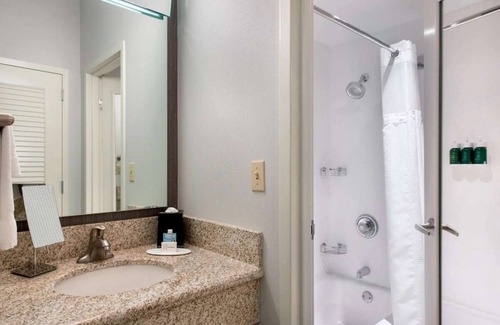 Middletown Hotel | Your Home Away From Home! 2 Modern Units, Free Parking, Near Easton's Beach