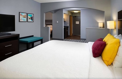 Glenwood Springs Hotel | Your Home Away from Home! Free Breakfast, Pool, Pets Allowed, Free Parking!