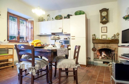 Palaia Apartment | Your home in the center of Tuscany with Hot tub, Air Conditioning and Deck