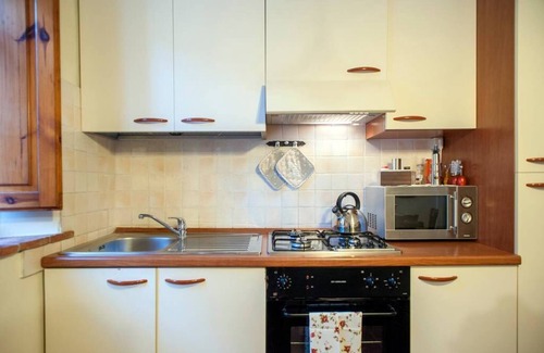 Palaia Apartment | Your home in the center of Tuscany with Hot tub, Air Conditioning and Deck