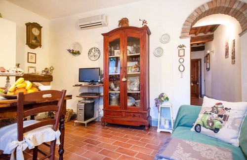 Palaia Apartment | Your home in the center of Tuscany with Hot tub, Air Conditioning and Deck