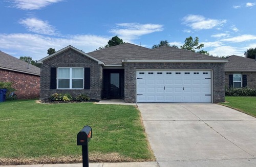 Stillwater House | “Your Honey Bee”100%,Newer4-bedroom housewith everything incharming Stillwater,“