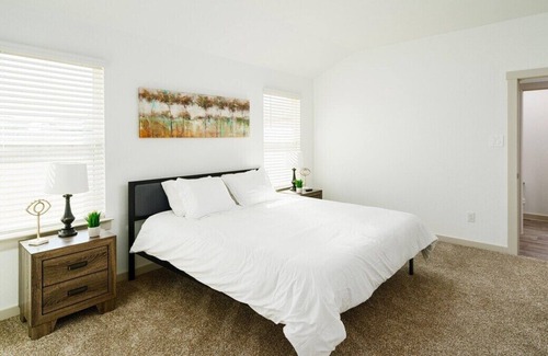 Iowa Colony House | Your Houston Getaway - Fresh & New 3/2