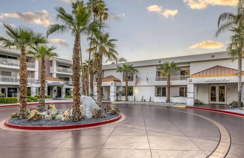 Canyon Corridor Resort | Your Ideal Getaway! Stunning Room w/ View | Living Area + Kitchen