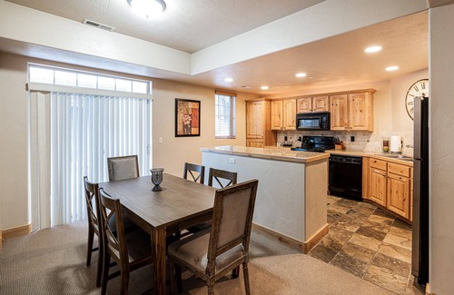 Kimball Junction House | Your Ideal Retreat in Vibrant Newpark! Next to Trails, Shopping, Dining!