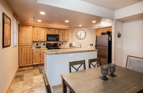 Kimball Junction House | Your Ideal Retreat in Vibrant Newpark! Next to Trails, Shopping, Dining!