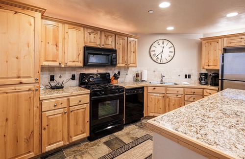 Kimball Junction House | Your Ideal Retreat in Vibrant Newpark! Next to Trails, Shopping, Dining!